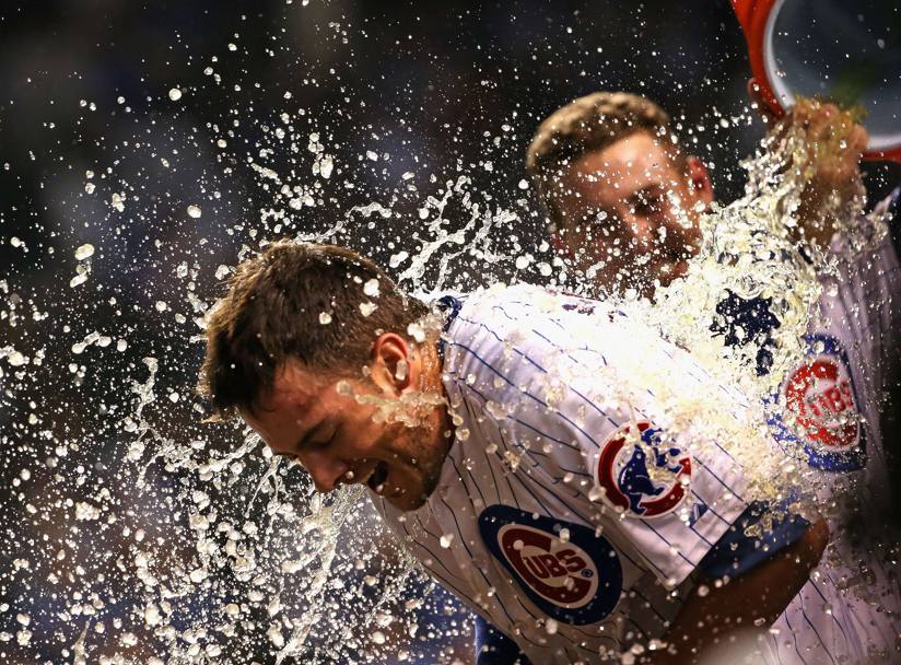 Una bella doccia fredda per Anthony Rizzo. Cos i Chicago Cubs festeggiano la vittoria contro i Colorado Rockies per 9-8 (Afp)